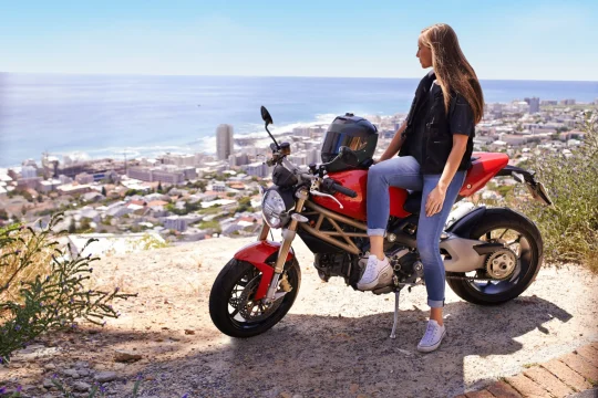 Moto o coche para moverte por la Costa del Sol: qué conviene más